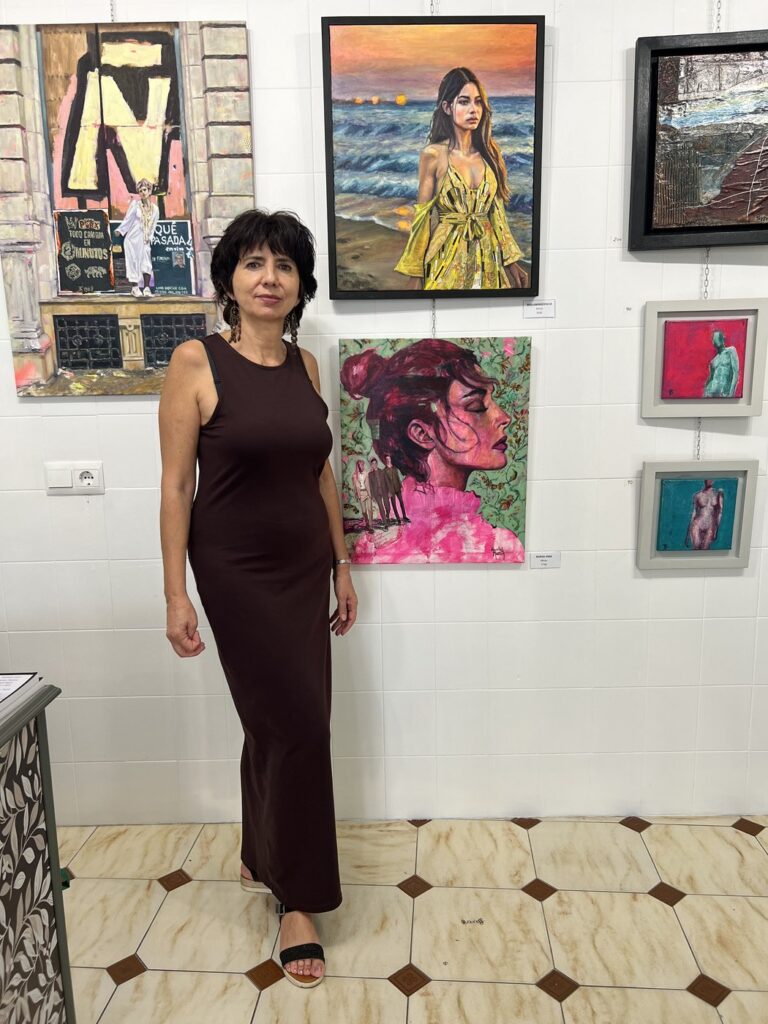 Maribel Martín en la galería junto a sus obras
